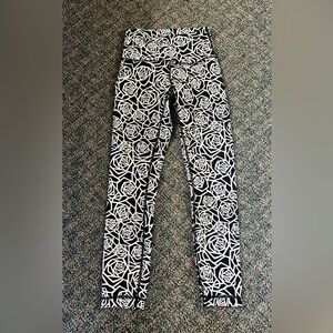 Lululemon black and white cropped leggings